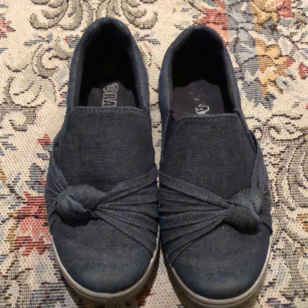 Brash sz 10 slide on tennis’ blue Jeans style